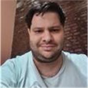 Profesor de ingles imparte clases a niños de todas las edades