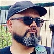 Profesor de guitarra apto para dar clases de guitarra y bajo a personas de todo tipo y edades