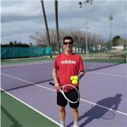 Profesor de tenis con experiencia en adultos y escuelas de niños