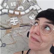 Arquitecta y docente de dibujo técnico, geometría descriptiva y sistema de representación. Amplia experiencia en todos los niveles
