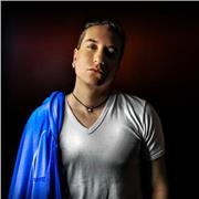 Profesor de dibujo dicta clases a todas las edades