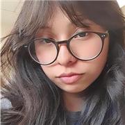 Profesora de Inglés y/o Comunicación imparte clases a escolares