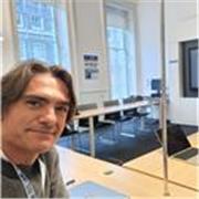 Inglés para adultos y profesionales, centrado en desarrollar habilidades comunicativas y confianza en el uso del inglés