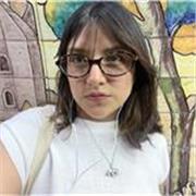 Profesora de español imparte clases a personas de todas las edades