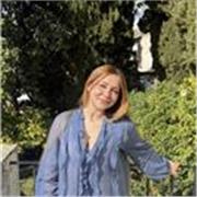 Estudiante universitaria del grado de historia e historia del arte , titulada en la especialización de arte Nazari . 