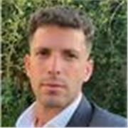 Profesor de español imparte la clase a todas las edades