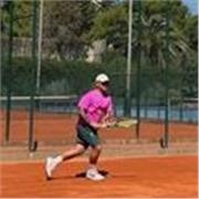 Gerard, un entrenador apasionado con 3 años de experiencia en un prestigioso club. Ofrezco sesiones personalizadas para todos los niveles. Aprende técnicas, estrategias y disfruta del deporte al máximo. ¡Contáctame y comienza a disfrutar del tenis hoy!
