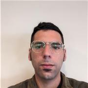 La virtud de quién enseña es explicar lo complejo haciéndolo fácil.
Me gusta tratar la filosofía por temas ¿qué es conocer? ¿qué es el amor? ¿qué es la ética? y a partir de esas preguntas, enseñar qué han dicho los grandes filósofos. ¡Atrévete a saber!