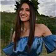 Laureata in Storia e possedente una certificazione IELTS di lingua inglese di livello C1, offre lezioni private di storia, filosofia e inglese