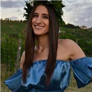 Laureata in Storia e possedente una certificazione IELTS di lingua inglese di livello C1, offre lezioni private di storia, filosofia e inglese