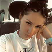 Studentessa universitaria impartisce lezioni di ripetizioni per studenti di scuola elementare e media inferiore