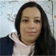 Profesora de Inglés, español, ciencias y sociales imparte clases a niños de primaria