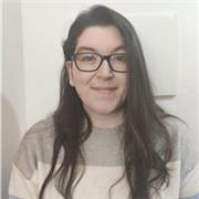 Joven profesora graduada en Bellas Artes y con conocimientos de Dibujo, Pintura, Escultura, Animación, Diseño 3D, Diseño Gráfico