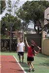 Clases de tenis enfocadas en la técnica y la táctica, con un enfoque basado en el juego. Grupos o individual