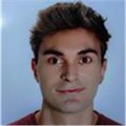 Profesor joven con métodos de enseñanza creativos, con conocimiento en una gran cantidad de materias.