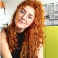 Lise öğrencilerine kimya dersi verilir . Rana Öğretmen