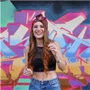 Laureata al Saint Louis College of Music, impartisce lezioni di canto e teoria musicale secondo le esigenze