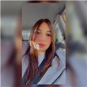 Perla imparte clases de matemáticas a niños y niñas