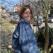 Junge und flexible Nachhilfelehrerin unterstützt Kinder aller Altersgruppen in Englisch