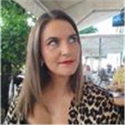 Muy alegre, risueña y siempre mirando por la persona que va a recibir las clases