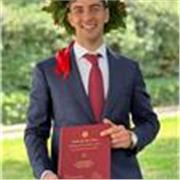 Studente magistrale di economia impartisce lezioni di economia aziendale o microeconomia a tutti i livelli