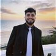 Profesor de inglés (C1), latín y griego, y muy conocedor de la filosofía enseñada desde secundaria a Bachillerato. Psicólogo. 