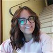 Giovane dottoressa impartisce lezioni di diritto senza monotonia