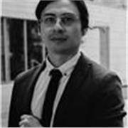 Pose un máster en Relaciones Internacionales, un posgrado en periodismo y un pregrado en comercio internacional. 