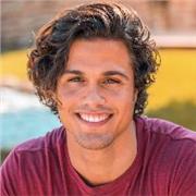 Profesor de inglés imparte clases a alumnos de todas las edades