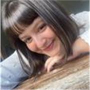 Joven de 20 años, con un nivel avanzado de inglés