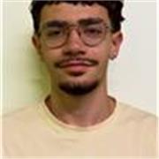Chico joven con creatividad para crear juegos de aprendizaje, buenas notas y facilidad para enseñar
