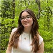 Estudiante universitaria especializada en clases de inglés con titulación C1 y experiencia. 