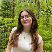 Estudiante universitaria especializada en clases de inglés con titulación C1 y experiencia.