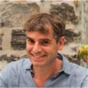 Laureato in lingue e letterature impartisce lezioni di italiano per stranieri e inglese livello base