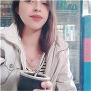 Profesora de ciencias sociales y naturales imparte clases para niños de todas las edades