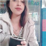 Profesora de ciencias sociales y naturales imparte clases para niños de todas las edades