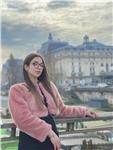 Diplomata al liceo linguistico è attualmente studente all’università offre lezioni di letteratura italiana