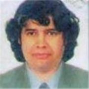 Profesor imparte clases compartiendo años de experiencia trabajando en empresas importantes