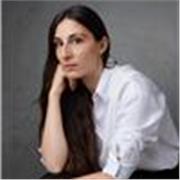 Laureata in Giurisprudenza e attualmente attrice teatrale a livello nazionale