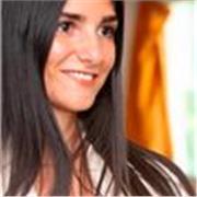 Docente di lingue straniere alla scuola secondaria, impartisce lezioni di lingua inglese