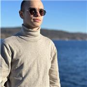 Programmatore impartisce lezioni online di programmazione