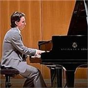 laureato in pianoforte insegna musica a tutti i livelli