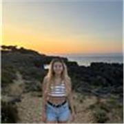 Profesora titulada en inglés con carácter muy paciente.