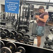 Entrenador personal enfocado en recomposición corporal