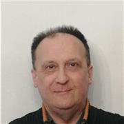 Analista programmatore impartisce lezioni informatica di base