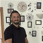 Ragazzo di 37 anni, impartisce lezioni di spagnolo, vissuto in Spagna per svariati anni, master in lingua spagnola.
Vi aspetto per imparare una delle lingue più parlate al mondo