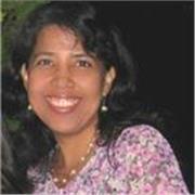 Profesora de matemáticas imparte clases a niños de escuela primaria