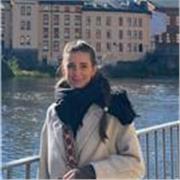 Profesora de apoyo para asignaturas de educación primaria