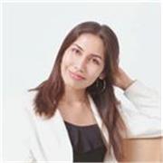 Soy profesora de español especializada en la enseñanza a extranjeros, con un enfoque conversacional y práctico
