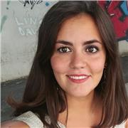 Diplomata al liceo linguistico nonchè appassionata di lingue e letterature impartisce lezioni di inglese e spagnolo